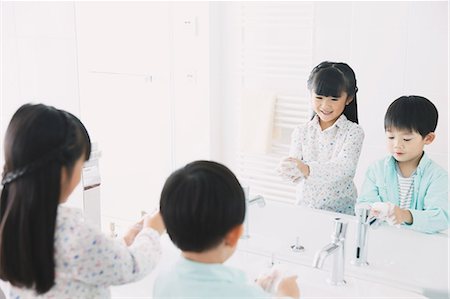 Japanese kids washing hands in the bathroom Stock Photo - Premium Royalty-Free, Code: 622-08123247