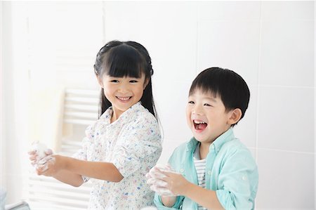 Japanese kids washing hands in the bathroom Stock Photo - Premium Royalty-Free, Code: 622-08123249
