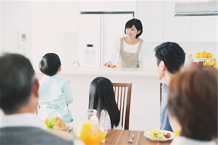 Three-generation Japanese family together in the kitchen Photographie de stock - Premium Libres de Droits, Code: 622-08123241