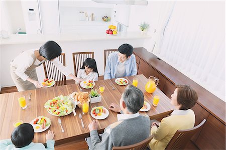 Three-generation Japanese family together in the kitchen Photographie de stock - Premium Libres de Droits, Code: 622-08123242