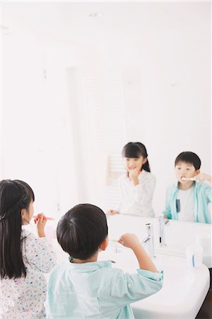 Japanese kid brushing teeth in the bathroom Stock Photo - Premium Royalty-Free, Code: 622-08123254