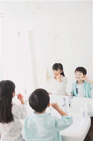 Japanese kid brushing teeth in the bathroom Stock Photo - Premium Royalty-Free, Code: 622-08123255