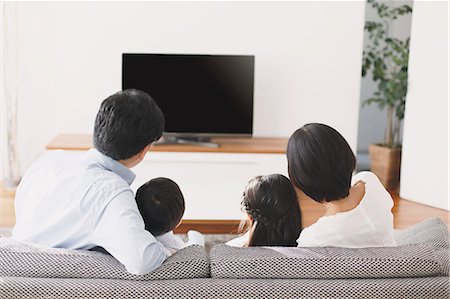 friends watching tv - Japanese family on the sofa Stock Photo - Premium Royalty-Free, Code: 622-08123258