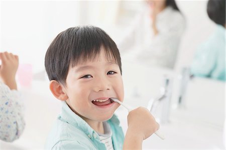 Japanese kid brushing teeth in the bathroom Stock Photo - Premium Royalty-Free, Code: 622-08123251