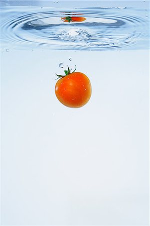 simsearch:622-07108959,k - Tomato in water Stock Photo - Premium Royalty-Free, Code: 622-08123264