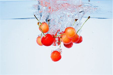 Cherries in water Stock Photo - Premium Royalty-Free, Code: 622-08123261