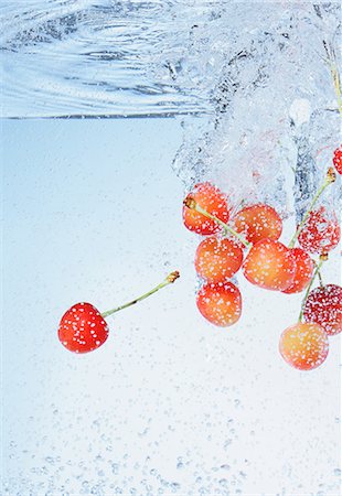 Cherries in water Stock Photo - Premium Royalty-Free, Code: 622-08123262