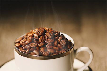 simsearch:622-08123290,k - Coffee beans in a cup Foto de stock - Sin royalties Premium, Código: 622-08123282