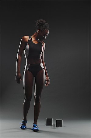 sprinteur - African Female Athlete Exercising, Studio Shot Photographie de stock - Premium Libres de Droits, Code: 622-08123297