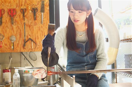 Young Japanese woman enjoying glass crafting workshop in Kawagoe, Japan Foto de stock - Sin royalties Premium, Código: 622-08123454