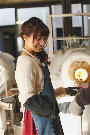 simsearch:622-08123695,k - Young Japanese woman enjoying glass crafting workshop in Kawagoe, Japan Foto de stock - Sin royalties Premium, Código: 622-08123456