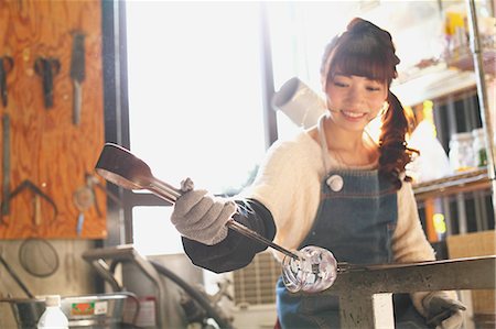 Young Japanese woman enjoying glass crafting workshop in Kawagoe, Japan Foto de stock - Sin royalties Premium, Código: 622-08123460