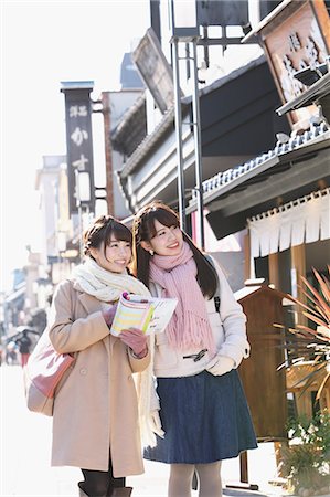 searching - Young Japanese women enjoying trip in Kawagoe, Japan Foto de stock - Sin royalties Premium, Código: 622-08123684