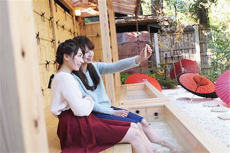 female friends bathing together - Young Japanese women enjoying foot spa in Kawagoe, Japan Photographie de stock - Premium Libres de Droits, Code: 622-08123680