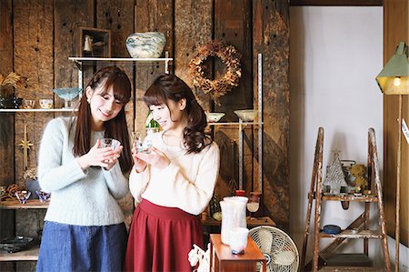 simsearch:622-08123684,k - Young Japanese women enjoying visit to glass workshop in Kawagoe, Japan Foto de stock - Sin royalties Premium, Código: 622-08123697