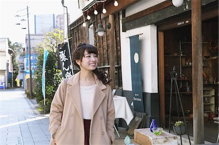 Young Japanese woman enjoying trip in Kawagoe, Japan Foto de stock - Sin royalties Premium, Código: 622-08123702