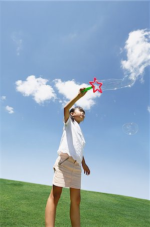 simsearch:622-07108755,k - Japanese young girl playing with soap bubbles in a city park Foto de stock - Sin royalties Premium, Código: 622-08138958