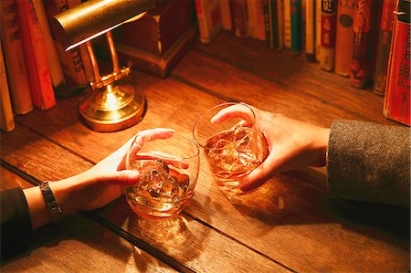 Couple drinking in a fashionable bar Stockbilder - Premium RF Lizenzfrei, Bildnummer: 622-08138975