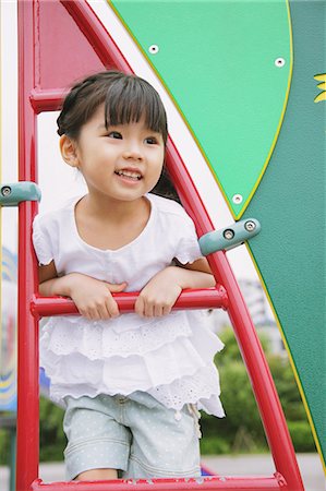 simsearch:622-08139068,k - Young girl playing in the park Photographie de stock - Premium Libres de Droits, Code: 622-08139060