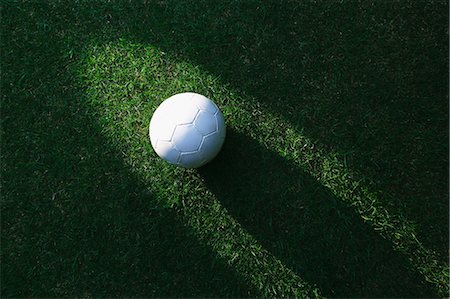 simsearch:622-08355398,k - Soccer ball on grass Foto de stock - Sin royalties Premium, Código: 622-08355394