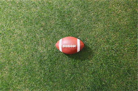 simsearch:622-08355398,k - American football ball on grass Foto de stock - Sin royalties Premium, Código: 622-08355399