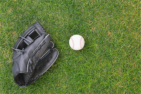 simsearch:622-08355398,k - Baseball equipment on grass Foto de stock - Sin royalties Premium, Código: 622-08355392