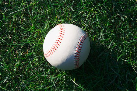 simsearch:622-08355398,k - Baseball ball on grass Foto de stock - Sin royalties Premium, Código: 622-08355404