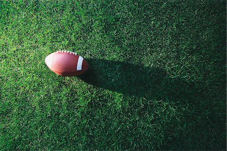 simsearch:622-08355398,k - American football ball on grass Foto de stock - Sin royalties Premium, Código: 622-08355400