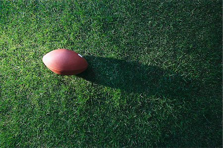 simsearch:622-08355398,k - American football ball on grass Foto de stock - Sin royalties Premium, Código: 622-08355401