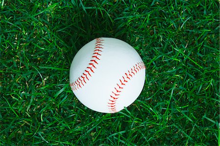 simsearch:622-08355398,k - Baseball ball on grass Foto de stock - Sin royalties Premium, Código: 622-08355402