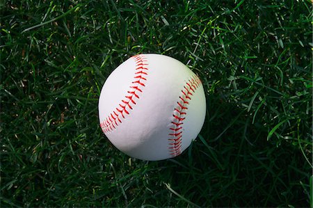 simsearch:622-08355398,k - Baseball ball on grass Foto de stock - Sin royalties Premium, Código: 622-08355403