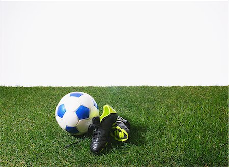 Soccer equipment on grass Photographie de stock - Premium Libres de Droits, Code: 622-08355418