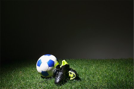 Soccer equipment on grass Foto de stock - Sin royalties Premium, Código: 622-08355419
