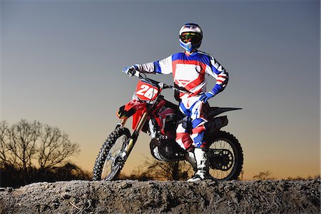 simsearch:622-08355879,k - Motocross biker on dirt track Photographie de stock - Premium Libres de Droits, Code: 622-08355445