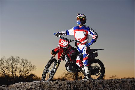 simsearch:622-08355879,k - Motocross biker on dirt track Photographie de stock - Premium Libres de Droits, Code: 622-08355446