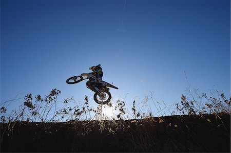 fléchettes (jeu) - Motocross biker on dirt track Photographie de stock - Premium Libres de Droits, Code: 622-08355489