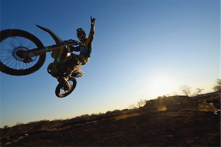 Motocross biker on dirt track Foto de stock - Sin royalties Premium, Código: 622-08355507