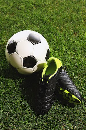 Soccer ball and shoes on grass Photographie de stock - Premium Libres de Droits, Code: 622-08355551