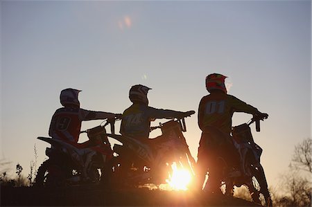 Motocross bikers on dirt track Foto de stock - Sin royalties Premium, Código: 622-08355589