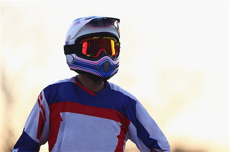 Motocross biker on dirt track Foto de stock - Sin royalties Premium, Código: 622-08355580