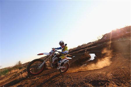 simsearch:622-08355879,k - Motocross biker on dirt track Photographie de stock - Premium Libres de Droits, Code: 622-08355604