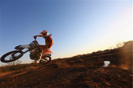 simsearch:622-08355879,k - Motocross biker on dirt track Photographie de stock - Premium Libres de Droits, Code: 622-08355608