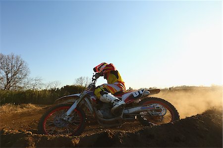 simsearch:622-08355879,k - Motocross biker on dirt track Photographie de stock - Premium Libres de Droits, Code: 622-08355602
