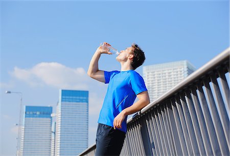 simsearch:622-08355632,k - Young Caucasian man drinking water in metropolitan area Foto de stock - Sin royalties Premium, Código: 622-08355614