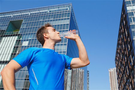 simsearch:622-08355632,k - Young Caucasian man drinking water in metropolitan area Foto de stock - Sin royalties Premium, Código: 622-08355617