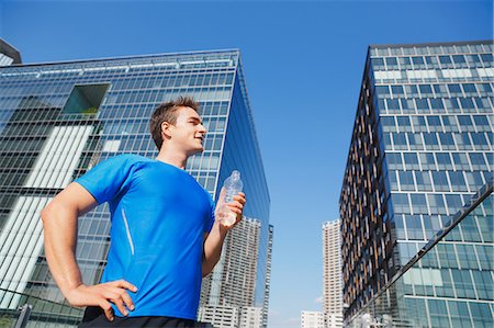 simsearch:622-08355632,k - Young Caucasian man drinking water in metropolitan area Foto de stock - Sin royalties Premium, Código: 622-08355619