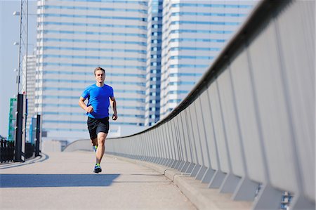 simsearch:622-07760685,k - Young Caucasian man running in metropolitan area Photographie de stock - Premium Libres de Droits, Code: 622-08355611