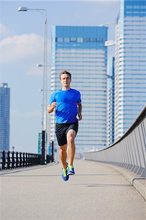 Young Caucasian man running in metropolitan area Fotografie stock - Premium Royalty-Free, Codice: 622-08355612