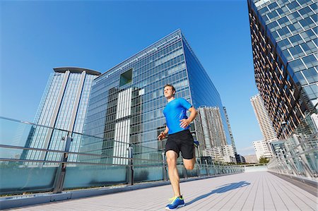 simsearch:622-07760685,k - Young Caucasian man running in metropolitan area Photographie de stock - Premium Libres de Droits, Code: 622-08355629