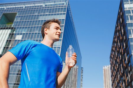 simsearch:622-07760685,k - Young Caucasian man drinking water in metropolitan area Photographie de stock - Premium Libres de Droits, Code: 622-08355620